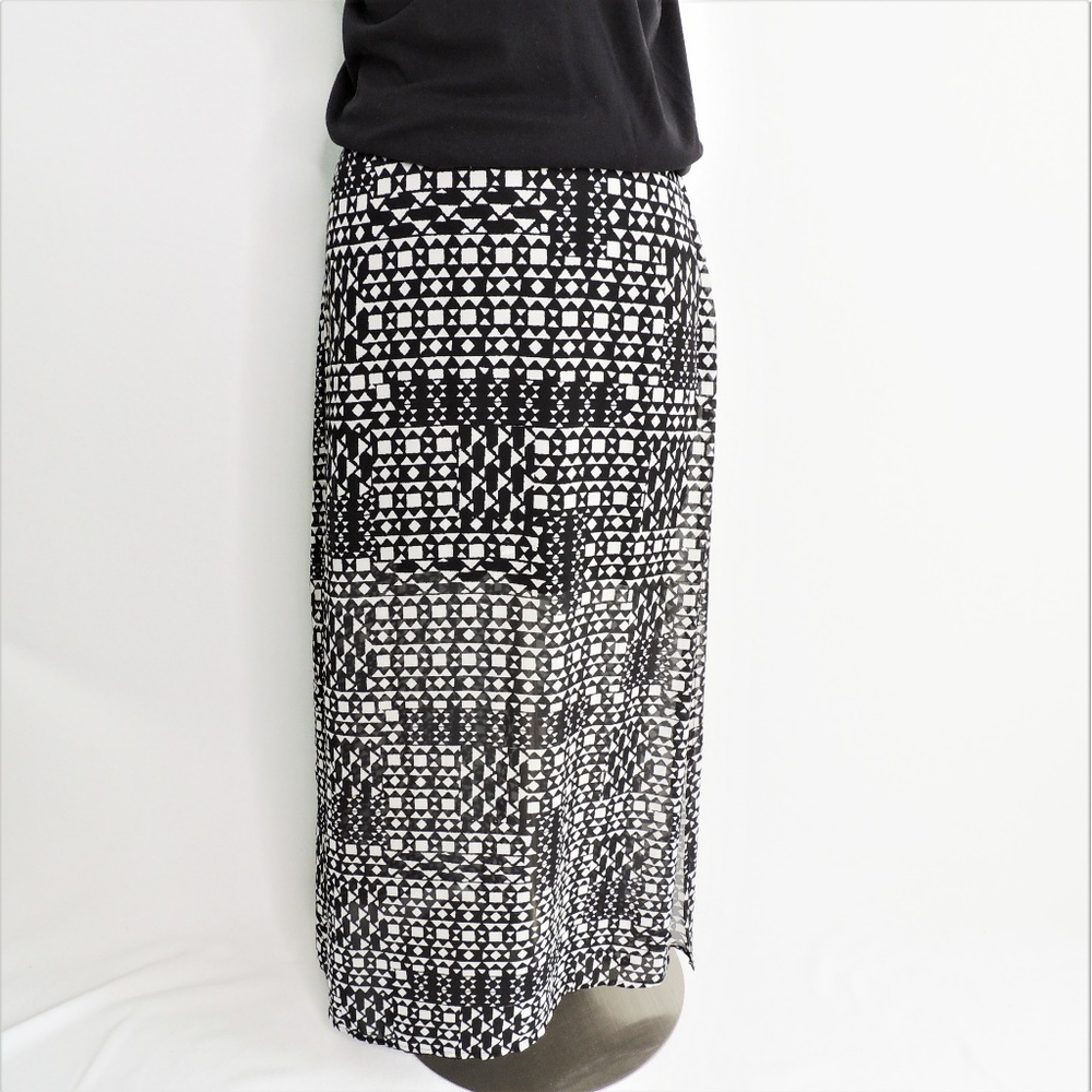 Vince Camuto Black/White Geometric Maxi Sk…